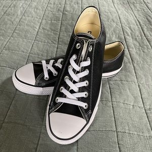 Converse Unisex Chuck Taylor Black Leather Women’s 9/Men’s 7